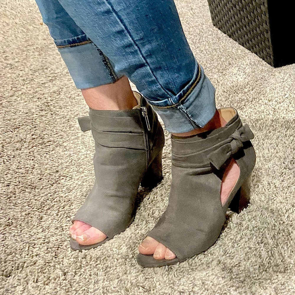 9 West heeled zip booties with bow